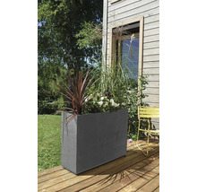 Rechthoekige plantenbak met beplanting op een houten terras