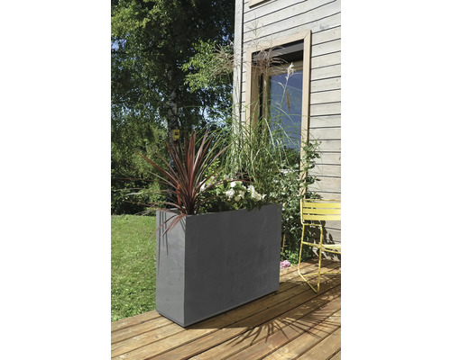 Rechthoekige plantenbak met beplanting op een houten terras