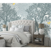 Slaapkamer met behang met bosmotief, bed en nachtkastje