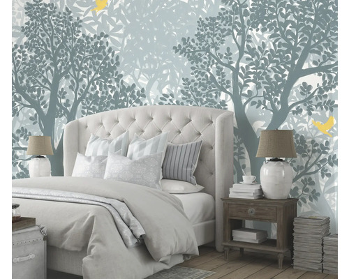 Slaapkamer met behang met bosmotief, bed en nachtkastje