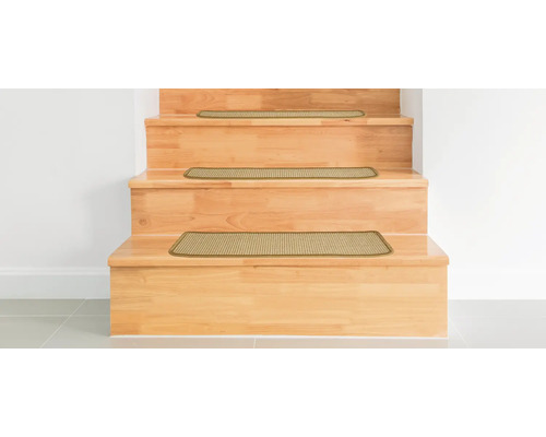 Houten trap met tredenmatten van tapijt voor extra veiligheid