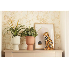Decoratieve scène met twee kamerplanten in gestructureerde bloempotten en een tijgerfiguur op een dressoir voor een behang met patroon