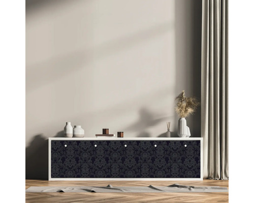 Woonkamer met dressoir en meubelfolie met bloemmotief