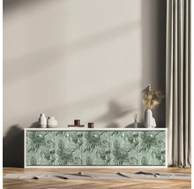 Woonkamer met dressoir, versierd met een tropisch plantenpatroon