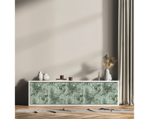 Woonkamer met dressoir, versierd met een tropisch plantenpatroon