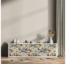 Woonkamer met commode, versierd met bloemenpatroon