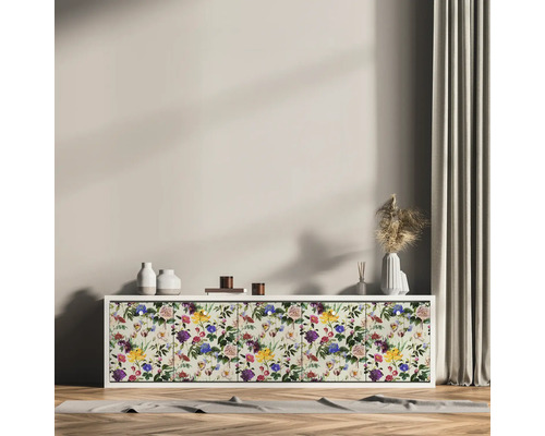 Woonkamer met commode, versierd met bloemenpatroon