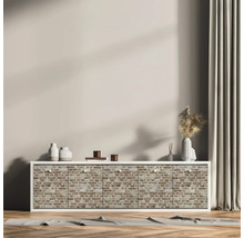 Woonkamer met wit dressoir met baksteendecor, versierd met vazen en droogbloemen