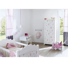 Kinderkamer met ledikant, kast en speelgoedwagen.