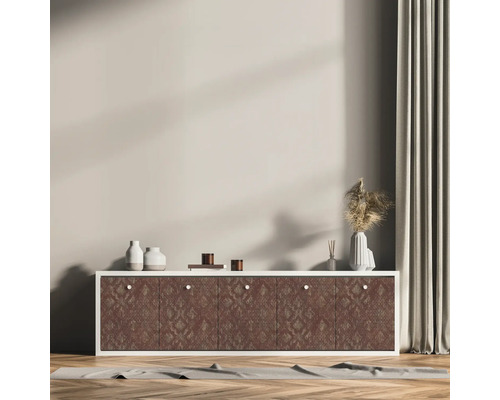 Woonkamer met dressoir, decoratie en gordijn