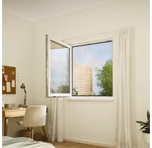 Een geopend draai-kiepraam in een lichte kamer met bureau en uitzicht op de tuin.