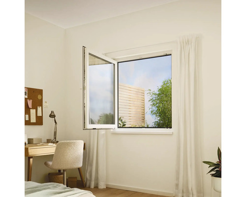 Een geopend draai-kiepraam in een lichte kamer met bureau en uitzicht op de tuin.