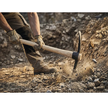 Man gebruikt houweel om in de grond te graven