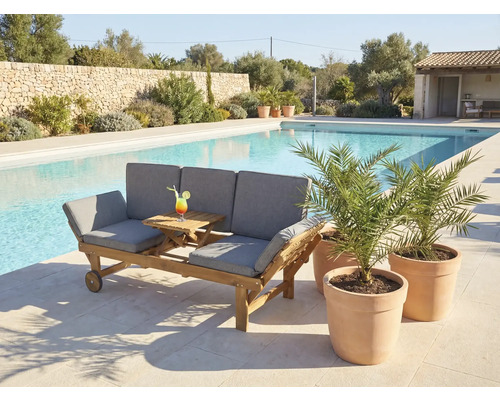 Houten tuinbank voor drie personen met grijze kussens, uitklapbare tafel en wielen naast een zwembad