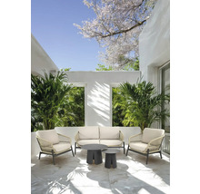 Tuinzitgroep met bank, fauteuils en tafels op een terras