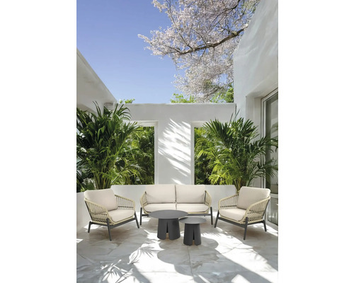 Tuinzitgroep met bank, fauteuils en tafels op een terras
