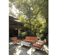 Tuinscene met bank, stoelen en tafel op een terras