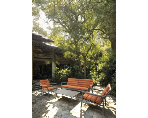 Tuinscene met bank, stoelen en tafel op een terras