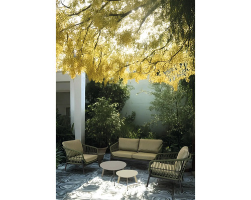 Tuinscene met zitgroep onder een boom