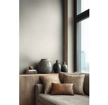 Woonkamer met bank, kussens en decoratieve vazen op een dressoir