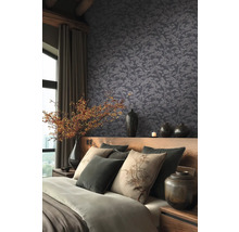 Slaapkamer met behang met motief, bed met kussens en decoratie