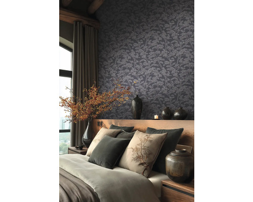 Slaapkamer met behang met motief, bed met kussens en decoratie