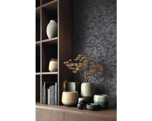 Decoratieve scène met diverse keramische vazen en behang met boommotief op een houten plank.