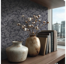 Decoratieve scène met patroonbehang, vazen, boeken en raam