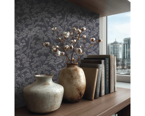 Decoratieve scène met patroonbehang, vazen, boeken en raam