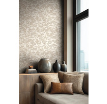 Vliesbehang met dennenpatroon in een modern ingerichte woonkamer met bank en keramische vazen.