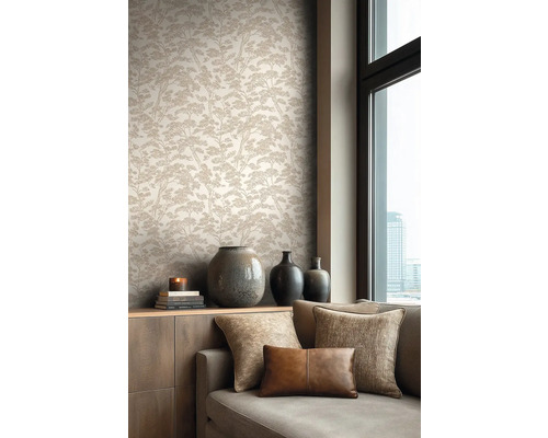 Vliesbehang met dennenpatroon in een modern ingerichte woonkamer met bank en keramische vazen.