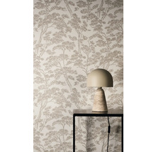 Vliesbehang met bruin dennenpatroon op een muur achter een moderne tafellamp op een zwarte metalen tafel.