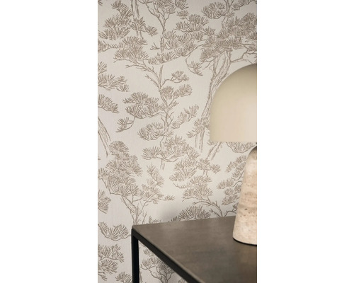 Lichte woonruimte met vliesbehang met getextureerd dennenontwerp op een muur achter een tafel en een tafellamp.