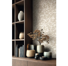 Vliesbehang met dennentakmotief in een moderne, georganiseerde ruimte met een houten rek en keramieken vazen.