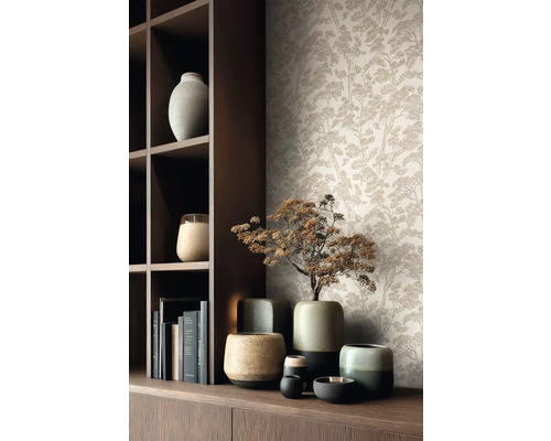 Vliesbehang met dennentakmotief in een moderne, georganiseerde ruimte met een houten rek en keramieken vazen.