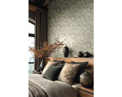 Vliesbehang met dennenboompatroon in een slaapkamer met houten hoofdbord, decoratieve kussens en keramieken vazen met takken.