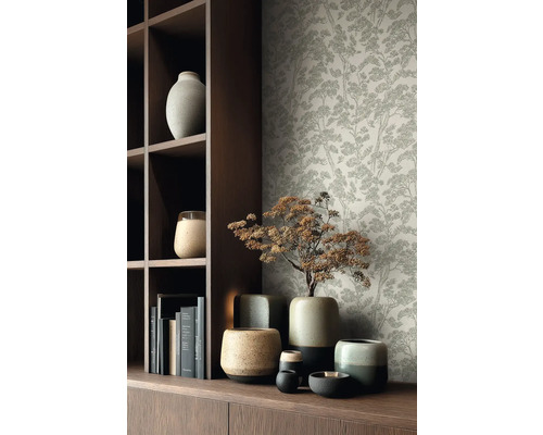 Behang met fijn boompatroon achter een donkere houten kast en diverse keramieken vazen.
