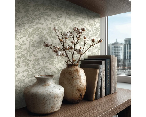 Vliesbehang met dennenpatroon in een lichte kamer met keramische vazen en boeken op een houten plank.