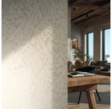 Vliesbehang met verfijnd botanisch patroon in een lichte woonkamer met rustieke houten tafel en zichtbare plafondbalken.