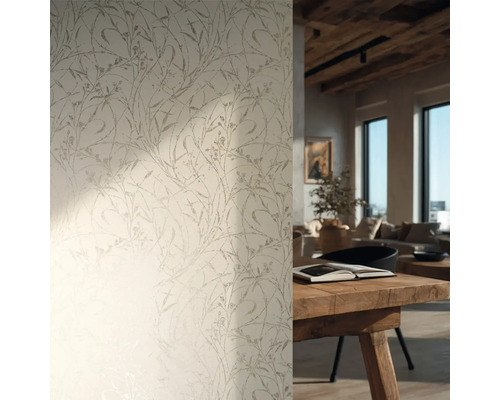 Vliesbehang met verfijnd botanisch patroon in een lichte woonkamer met rustieke houten tafel en zichtbare plafondbalken.