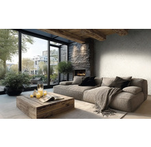 Lichte woonkamer met grijze bank, rustieke houten tafel, stenen haard en grote ramen. Wand met subtiel behang en houten plafondbalken.