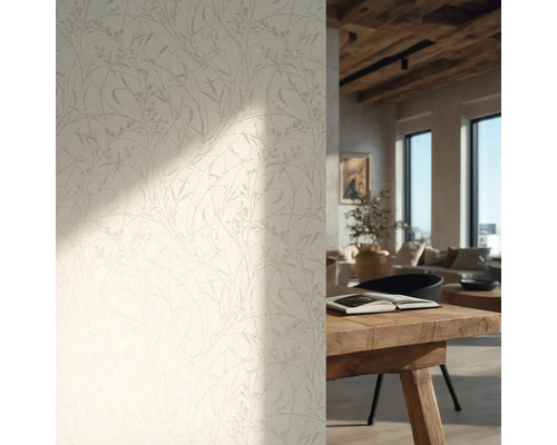 Behang met een verfijnd bloemenpatroon in een lichte woonkamer met een houten tafel en houten plafond.