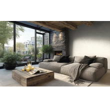 Moderne woonkamer met bank, rustieke houten tafel, stenen haard en grote raampartijen met uitzicht op planten en gebouwen.