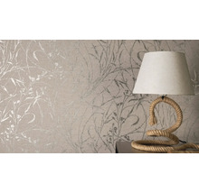 Close-up van een muur met bloemenbehang en een tafellamp