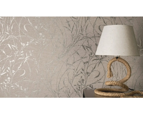 Close-up van een muur met bloemenbehang en een tafellamp