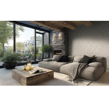 Woonkamer met bank, kussens, salontafel, kaarsen en open haard