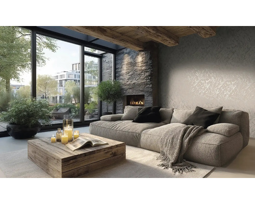 Woonkamer met bank, kussens, salontafel, kaarsen en open haard