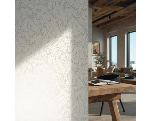Behang met fijn takjespatroon in een lichte, rustieke woonkamer met houten tafel en houten plafondbalken.