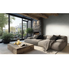 Moderne woonkamer met vliesbehang met patroon, grijze stoffen bank, houten salontafel, haard met natuurstenen wand en grote ramen.