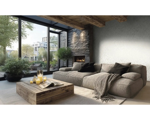 Moderne woonkamer met vliesbehang met patroon, grijze stoffen bank, houten salontafel, haard met natuurstenen wand en grote ramen.